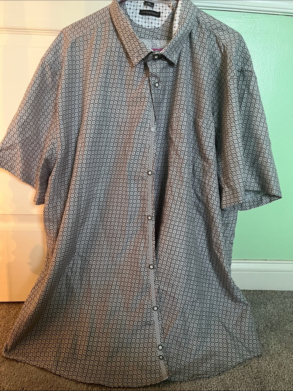 Izod Men’s Short-Sleeve Button-Down Shirt in Light Gray Geometric Print